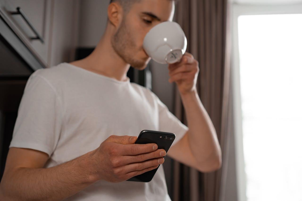 Человек держит телефон в руках